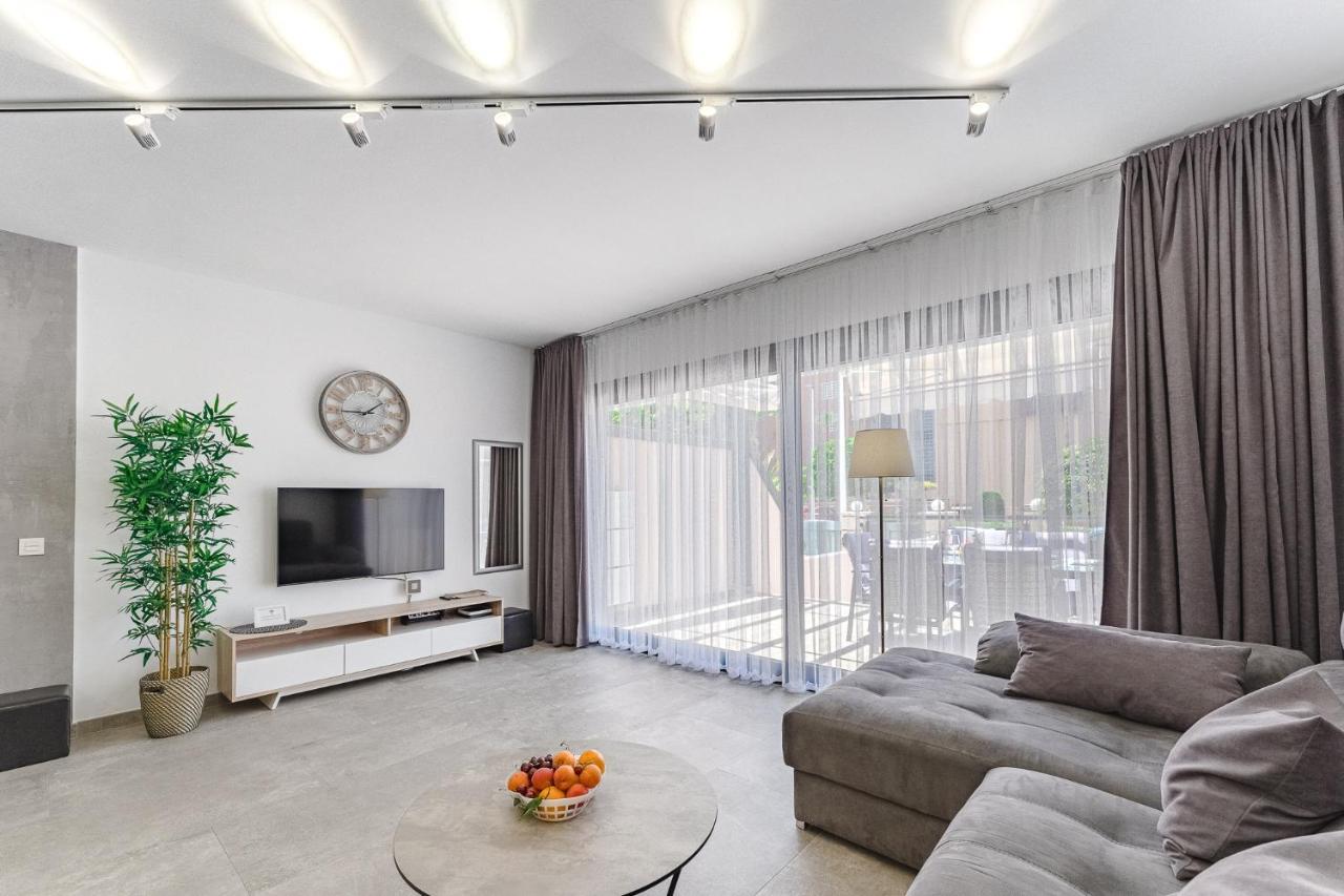 Townhouse With Three Bedrooms *